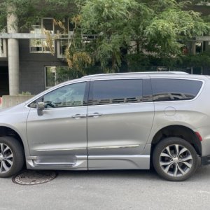 Minifourgonnette-Chrysler-adaptée-fauteuil-roulant